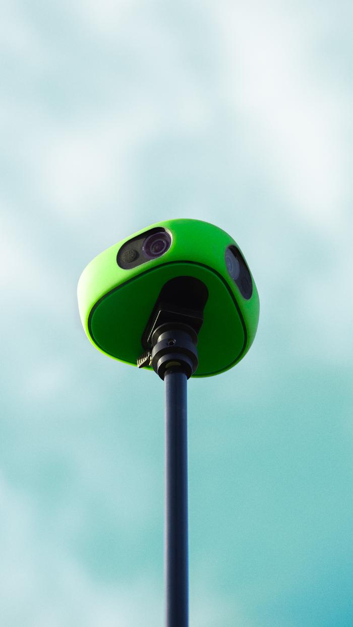 Camera VEO pe trepied, contra cerului
